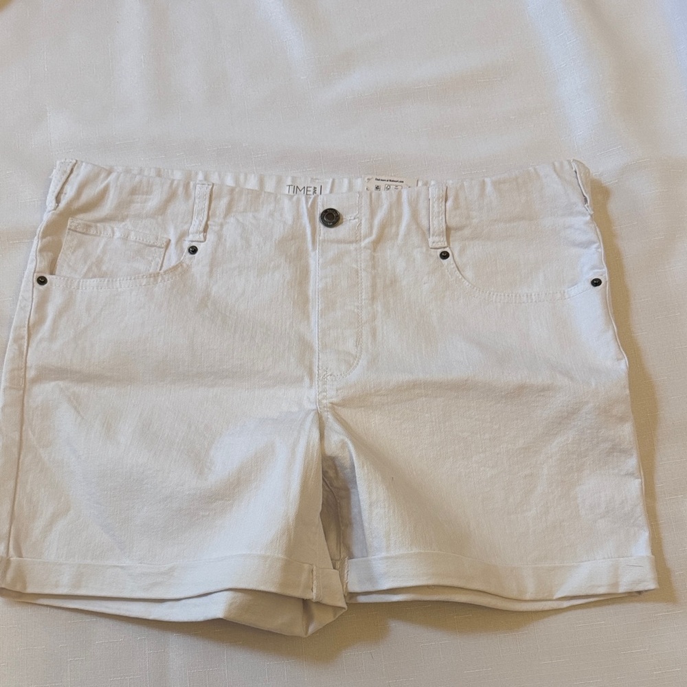 Time and Tru Women's Cream Shorts